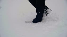 Mann, der in den tiefen Schnee geht Langsame Bewegung stock footage Mann, der in den tiefen Schnee geht Langsame Bewegung stock footage