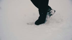 Mann, der in den tiefen Schnee geht Langsame Bewegung stock video footage Mann, der in den tiefen Schnee geht Langsame Bewegung stock video footage