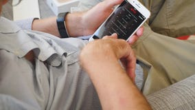 Mann, der die späteste iPhone 8 Plusuhr-Film-APP aPP Netflix versucht stock video footage Mann, der die späteste iPhone 8 Plusuhr-Film-APP aPP Netflix versucht stock video footage