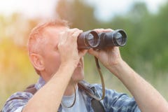 Mann, der durch binokulares schaut lizenzfreie stockfotografie Mann, der durch binokulares schaut lizenzfreie stockfotografie