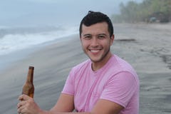 Mann, der ein Bier am Strand genießt stockfoto Mann, der ein Bier am Strand genießt stockfoto