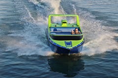 Mann, der ein jetboat im Ozean fährt stockbilder Mann, der ein jetboat im Ozean fährt stockbilder