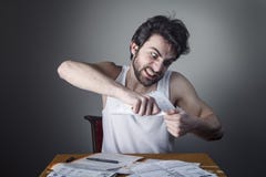 Mann, der eine Rechnung zerreißt stockfotos Mann, der eine Rechnung zerreißt stockfotos