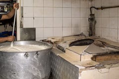 Mann, der in einem wirklichen Grungy schmutzigen Restaurant industriell u. in Comme kocht stockfotos Mann, der in einem wirklichen Grungy schmutzigen Restaurant industriell u. in Comme kocht stockfotos