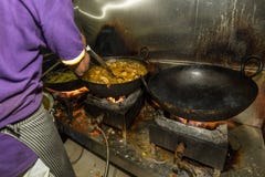Mann, der in einem wirklichen Grungy schmutzigen Restaurant industriell u. in Comme kocht stockfotos Mann, der in einem wirklichen Grungy schmutzigen Restaurant industriell u. in Comme kocht stockfotos