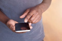 Mann, der einen Smartphone für Arbeit oder Unterhaltung hält und verwendet lizenzfreie stockbilder Mann, der einen Smartphone für Arbeit oder Unterhaltung hält und verwendet lizenzfreie stockbilder