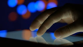 Mann, der für den Tablet-PC arbeitet Mann, der für den Tablet-PC arbeitet
