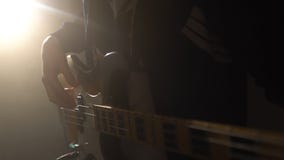 Mann, der Gitarre an einem Rockkonzert spielt stock video footage Mann, der Gitarre an einem Rockkonzert spielt stock video footage