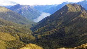 Mann, der Glazial- See und Berge ansieht stockfotos Mann, der Glazial- See und Berge ansieht stockfotos