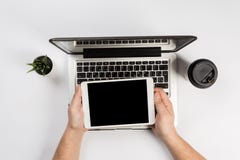 Mann, der mit Tablette, Draufsicht arbeitet lizenzfreie stockbilder Mann, der mit Tablette, Draufsicht arbeitet lizenzfreie stockbilder