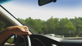 Mann, der sein Auto antreibt Antreiben des Autos nave M?nnliche Hand auf Lenkradabschlu? oben Sonnenlichtgreller glanz 4k, Zeitlu stock video Mann, der sein Auto antreibt Antreiben des Autos nave M?nnliche Hand auf Lenkradabschlu? oben Sonnenlichtgreller glanz 4k, Zeitlu stock video