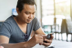 Mann, der Smartphone in einem Café verwendet Stockfotos Mann, der Smartphone in einem Café verwendet Stockfotos