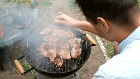 Mann drehen gro?e k?stliche Fleischsteaks um, die ?ber den Kohlen auf Grill braten stock video footage Mann drehen gro?e k?stliche Fleischsteaks um, die ?ber den Kohlen auf Grill braten stock video footage