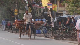 Mann fährt Fahrrad durch die Straße in Bagerhat, Bangladesch stock video Mann fährt Fahrrad durch die Straße in Bagerhat, Bangladesch stock video