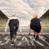 Mann gegen die Frau bereit zu laufen lizenzfreies stockbild Mann gegen die Frau bereit zu laufen lizenzfreies stockbild