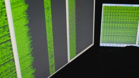 Mann hinter dem Computermonitor Internet-Sucht-Reflexions-Hacker-Verbrechen-Gläser, die Spät- Code Cyber grasen stock video Mann hinter dem Computermonitor Internet-Sucht-Reflexions-Hacker-Verbrechen-Gläser, die Spät- Code Cyber grasen stock video