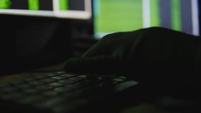 Mann hinter dem Computermonitor Internet-Sucht-Reflexions-Hacker-Verbrechen-Gläser, die Spät- Code Cyber grasen stock video footage Mann hinter dem Computermonitor Internet-Sucht-Reflexions-Hacker-Verbrechen-Gläser, die Spät- Code Cyber grasen stock video footage