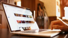 Mann im Café las Website Youtube stock video footage Mann im Café las Website Youtube stock video footage