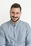 Mann-lächelndes Porträt, das um Konzept schaut stockfotografie Mann-lächelndes Porträt, das um Konzept schaut stockfotografie
