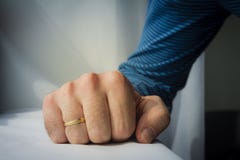 Mann Mit Einem Ehering Druckte Seine Hand Auf Weissem Stoff Backgro Zusammen Stockbild Bild Von Weissem Stoff 95522199