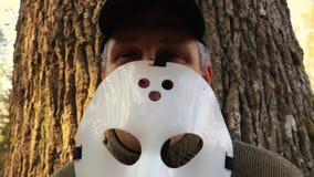 Mann mit Halloween-Maske bedeckt seine Gesichts- und Vampirszähne stock footage Mann mit Halloween-Maske bedeckt seine Gesichts- und Vampirszähne stock footage