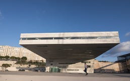 Mann mit Handy und Rucksack nahe Landhaus méditerranée im Hafen der alten französischen Stadt Marseille während des Sonnenunter stockbild Mann mit Handy und Rucksack nahe Landhaus méditerranée im Hafen der alten französischen Stadt Marseille während des Sonnenunter stockbild