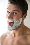 Mann mit Schaum auf dem Gesicht, das sein tonque zeigt lizenzfreie stockbilder Mann mit Schaum auf dem Gesicht, das sein tonque zeigt lizenzfreie stockbilder