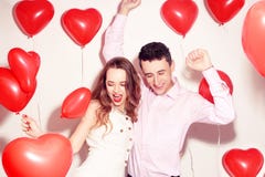 Mann mit seinem reizenden Schatzmädchentanz und Spaß am Valentinstag des Liebhabers haben Valentine Couple Verbinden Sie sehr glü stockfotos Mann mit seinem reizenden Schatzmädchentanz und Spaß am Valentinstag des Liebhabers haben Valentine Couple Verbinden Sie sehr glü stockfotos