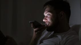 Mann mit Smartphone unter Verwendung der Sprachaufzeichnungsanlage nachts stock video footage Mann mit Smartphone unter Verwendung der Sprachaufzeichnungsanlage nachts stock video footage