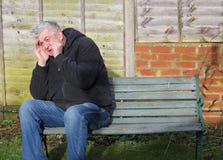 Mann sehr betont auf Kante einer Panikattacke lizenzfreies stockbild Mann sehr betont auf Kante einer Panikattacke lizenzfreies stockbild