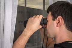 Mann spioniert seine Nachbarn mit Ferngläsern aus lizenzfreie stockfotos Mann spioniert seine Nachbarn mit Ferngläsern aus lizenzfreie stockfotos