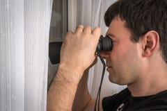 Mann spioniert seine Nachbarn mit Ferngläsern aus lizenzfreie stockfotos Mann spioniert seine Nachbarn mit Ferngläsern aus lizenzfreie stockfotos