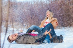Mann und Frau, die in den Park gehen lizenzfreies stockbild Mann und Frau, die in den Park gehen lizenzfreies stockbild