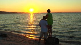 Mann und Frau mit dem Strand den Sonnenaufgang aufpassend stock video Mann und Frau mit dem Strand den Sonnenaufgang aufpassend stock video