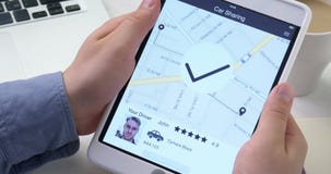 Mann verlangt Auto unter Verwendung der Carsharing- Anwendung auf der digitalen Tablette stock footage Mann verlangt Auto unter Verwendung der Carsharing- Anwendung auf der digitalen Tablette stock footage