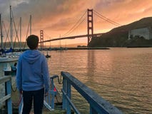 Mann von hinten das Schauen zu golden gate bridge lizenzfreies stockfoto Mann von hinten das Schauen zu golden gate bridge lizenzfreies stockfoto