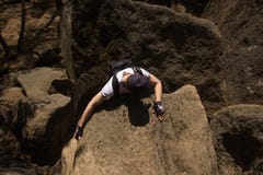 Mannaufstiege auf einem Felsen stockbilder Mannaufstiege auf einem Felsen stockbilder