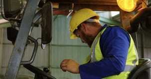 Mannelijke arbeiders werkende vorkheftruck in pakhuis 4k stock video Mannelijke arbeiders werkende vorkheftruck in pakhuis 4k stock video