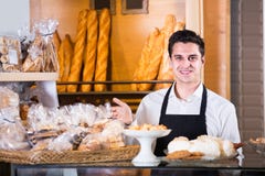 Mannelijke bakker bij bakkerij stock afbeelding Mannelijke bakker bij bakkerij stock afbeelding