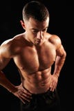 Mannelijke bodybuilder met handen op heupen, opgeheven mening stock afbeeldingen Mannelijke bodybuilder met handen op heupen, opgeheven mening stock afbeeldingen