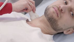 Mannelijke geduldige ondergaande ultrasone klankdiagnostische procedure voor hals stock footage Mannelijke geduldige ondergaande ultrasone klankdiagnostische procedure voor hals stock footage