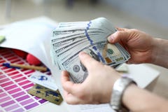 Mannelijke handen die geld van reusachtig pak tellen stock afbeeldingen Mannelijke handen die geld van reusachtig pak tellen stock afbeeldingen