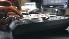 Mannelijke handen van musicus het spelen op trommelmachine in moderne opnamestudio Zijaanzicht van onherkenbare correcte ingenieu stock footage Mannelijke handen van musicus het spelen op trommelmachine in moderne opnamestudio Zijaanzicht van onherkenbare correcte ingenieu stock footage