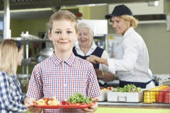 Mannelijke Leerling met Gezonde Lunch in Schoolcafetaria stock foto's Mannelijke Leerling met Gezonde Lunch in Schoolcafetaria stock foto's