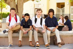 Mannelijke Middelbare schoolstudenten die uit op Schoolcampus hangen stock foto Mannelijke Middelbare schoolstudenten die uit op Schoolcampus hangen stock foto