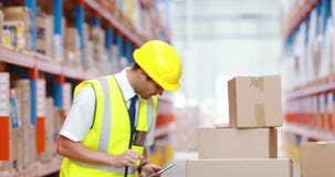 Mannelijke pakhuisarbeider die digitale tablet gebruiken stock footage Mannelijke pakhuisarbeider die digitale tablet gebruiken stock footage