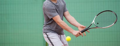 Mannelijke tennisspeler in actie betreffende het hof royalty-vrije stock foto Mannelijke tennisspeler in actie betreffende het hof royalty-vrije stock foto