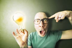 Mannen fick en fantastisk idé arkivfoto Mannen fick en fantastisk idé arkivfoto