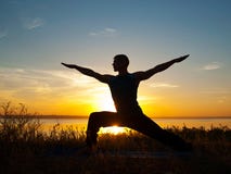 Mannen i yogakrigare poserar fotografering för bildbyråer Mannen i yogakrigare poserar fotografering för bildbyråer