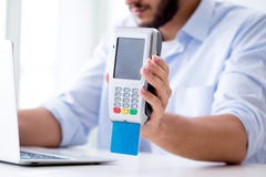 Mannen som bearbetar kreditkorttransaktion med pos.-terminalen arkivfoton Mannen som bearbetar kreditkorttransaktion med pos.-terminalen arkivfoton